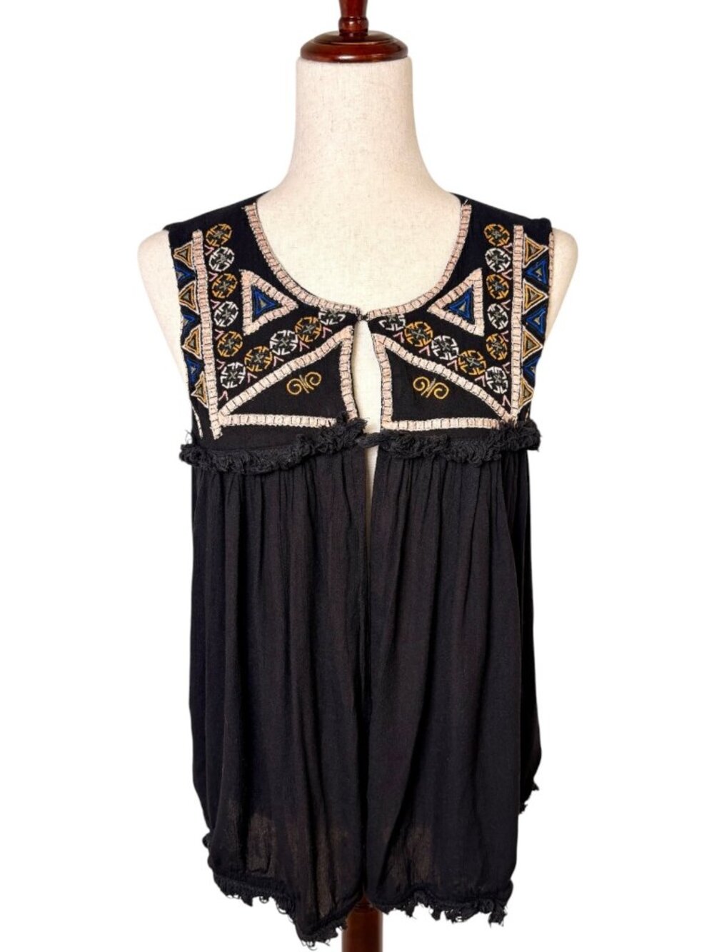 Romeo + Juliet Couture Black Embroidered Open Front Vest Size Large